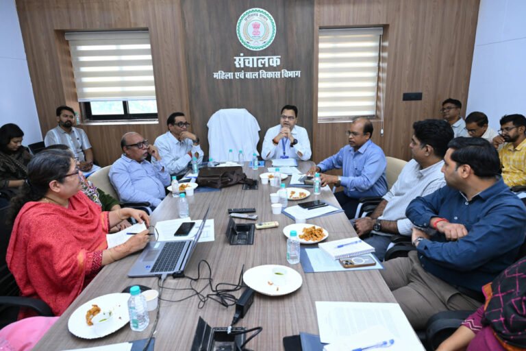 आंगनवाड़ी केंद्र में बच्चों को पौष्टिक भोजन परोसती आंगनवाड़ी कार्यकर्ता